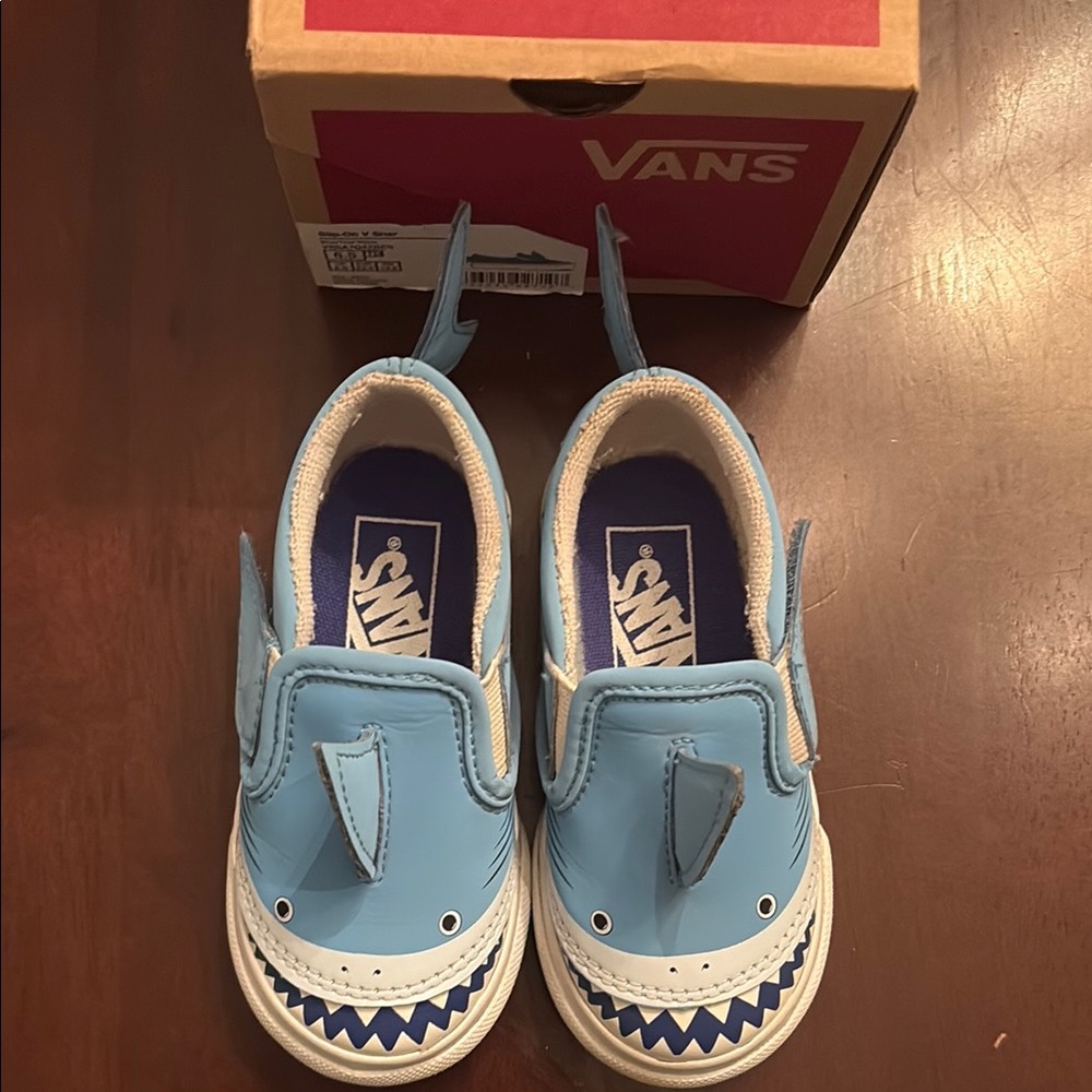 Vans Kids Shark Slip On V Star sz 6.5 TD